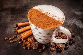 Café polvilhado com canela em pau