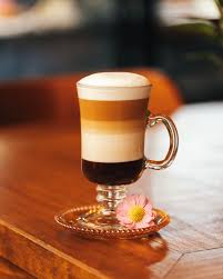 Mocha Cremoso com calda de chocolate